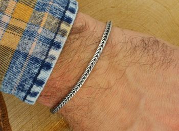 Masywna męska bransoletka ze srebra 925. Długość 21 cm, szerokość 4 mm, waga 19,50 g, zapięcie haczykowe. Luksusowy, solidny dodatek w eleganckim stylu. Idealny prezent.3.jpg