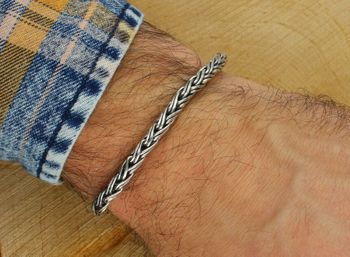 Stylowa bransoletka męska ze srebra próby 925 z plecionym splotem i zapięciem na haczyk. Model DIA-BRA-13922-925 – długość 20 cm, szerokość 5 mm, waga 26,97 g. Elegancka i solidna biżuteria 33.jpg