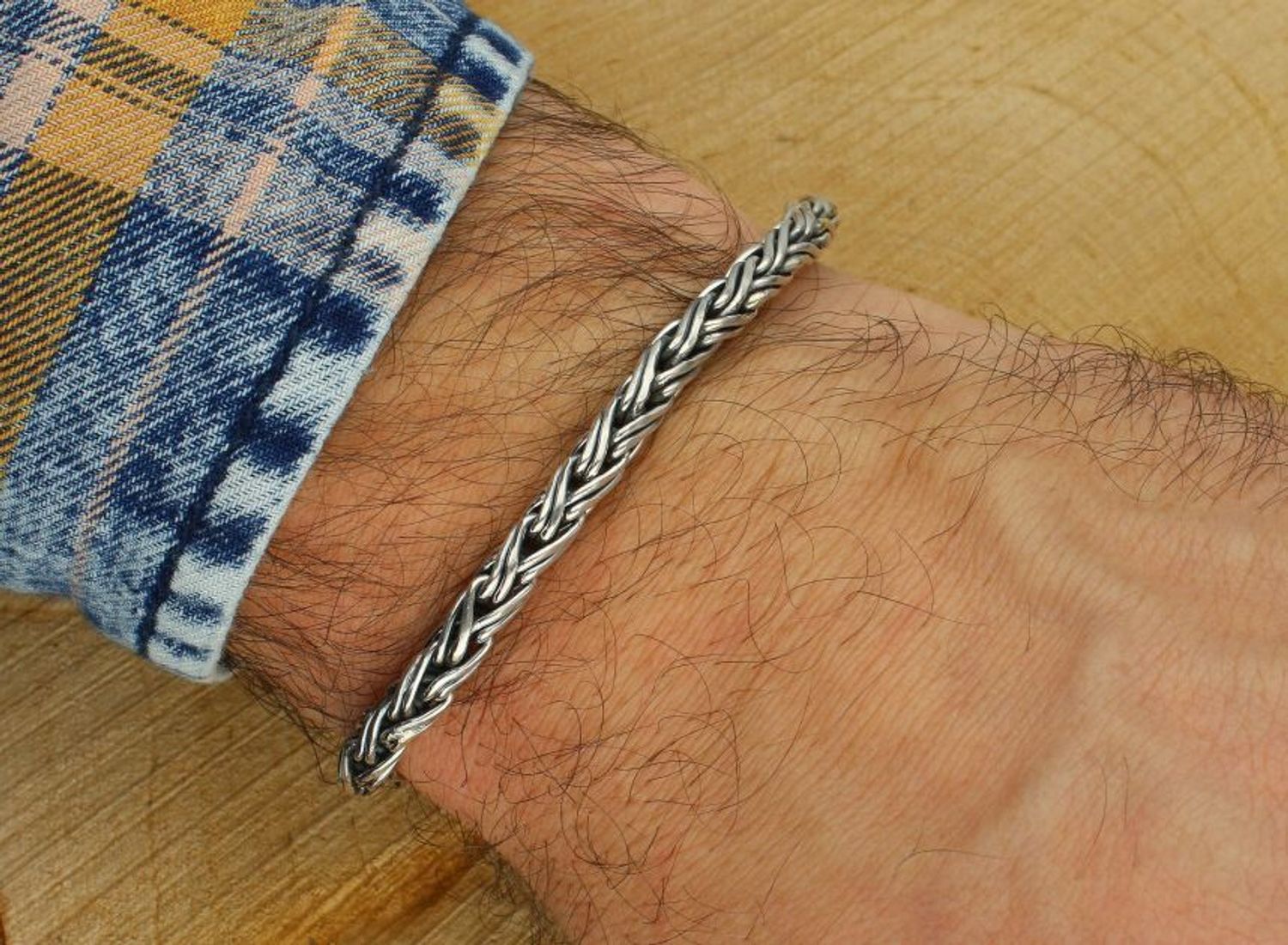 Stylowa bransoletka męska ze srebra próby 925 z plecionym splotem i zapięciem na haczyk. Model DIA-BRA-13922-925 – długość 20 cm, szerokość 5 mm, waga 26,97 g. Elegancka i solidna biżuter1.jpg