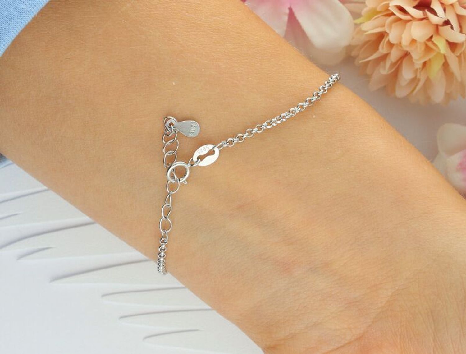 Srebrna bransoletka 925 ozdobiona zawieszką Stitch 9×9 mm. Regulowana długość 14+3 cm, waga 1,80 g. Idealny prezent i subtelny dodatek dla fanek Disneya.1.jpg