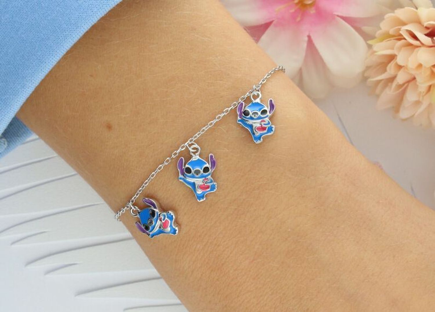 Srebrna bransoletka 925 splot ankier z trzema zawieszkami Stitch. Regulowana długość 14+3 cm, waga 3,10 g. Idealny prezent i subtelny dodatek dla fanek Disneya.1.jpg