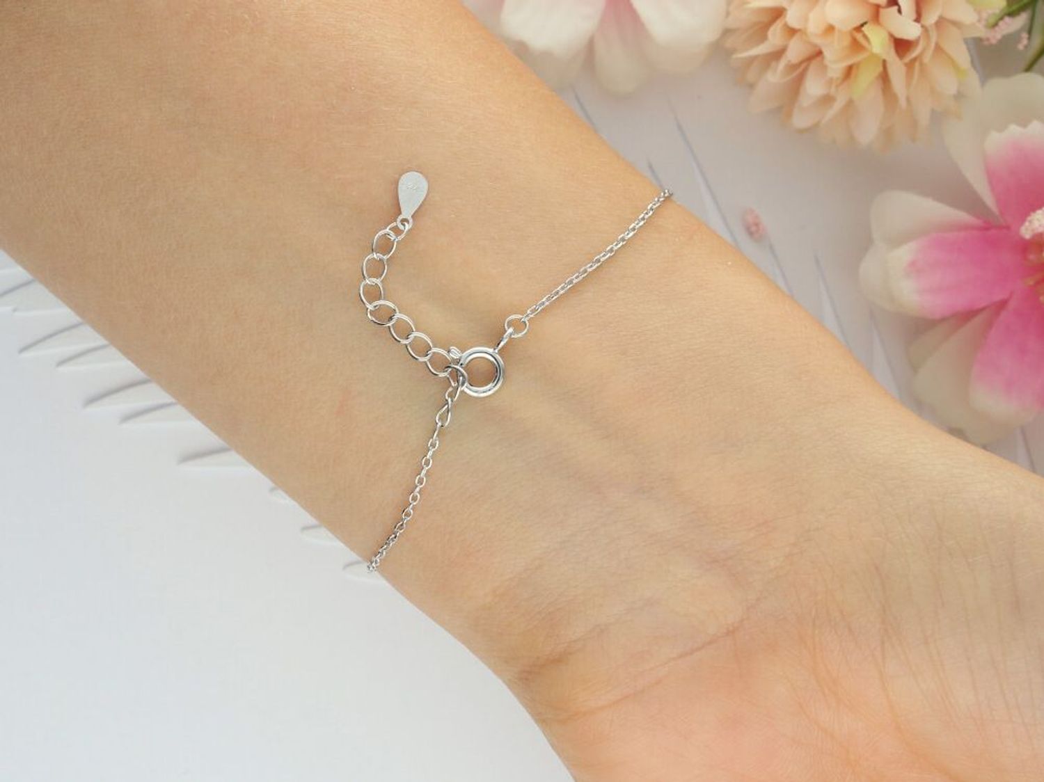 Srebrna bransoletka 925 splot ankier z trzema zawieszkami Stitch. Regulowana długość 14+3 cm, waga 3,10 g. Idealny prezent i subtelny dodatek dla fanek Disneya.1.jpg