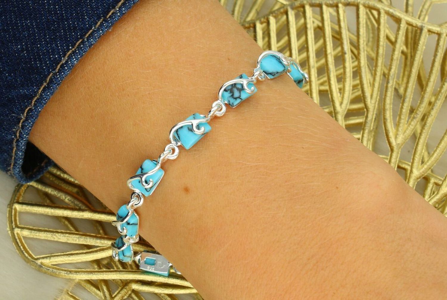 Bransoletka srebrna 925 DIA-BRA-13990-925 z prostokątnymi elementami zdobionymi turkusami. Długość 18+3 cm, szerokość 5 mm, waga 7,90 g. Elegancka i subtelna.1.jpg