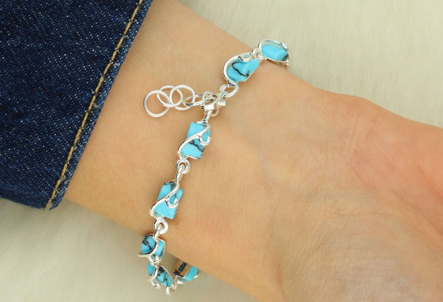 Bransoletka srebrna 925 DIA-BRA-13990-925 z prostokątnymi elementami zdobionymi turkusami. Długość 18+3 cm, szerokość 5 mm, waga 7,90 g. Elegancka i subtelna.1.jpg