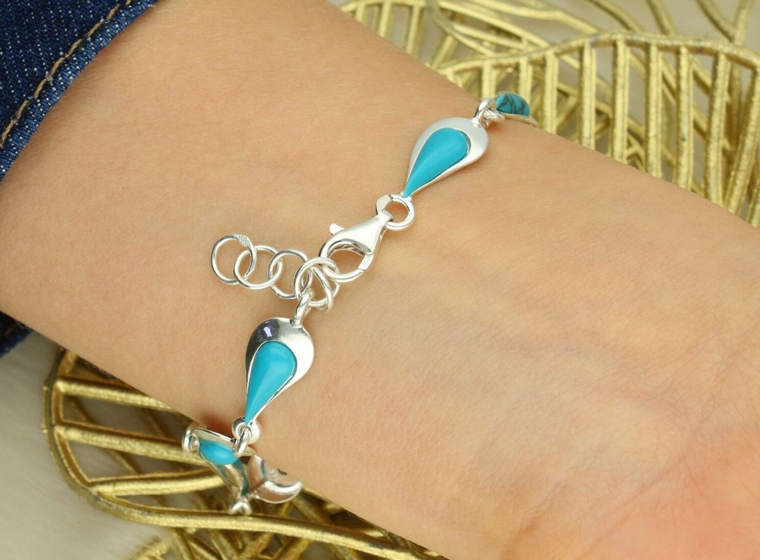 Bransoletka srebrna 925 DIA-BRA-13992-925 łezki zdobione turkusami. Długość 21 cm, waga 7,60 g. Elegancka, subtelna i efektowna biżuteria.1.jpg