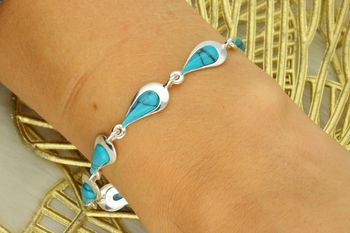 Bransoletka srebrna 925 DIA-BRA-13992-925 łezki zdobione turkusami. Długość 21 cm, waga 7,60 g. Elegancka, subtelna i efektowna biżuteria.2.jpg