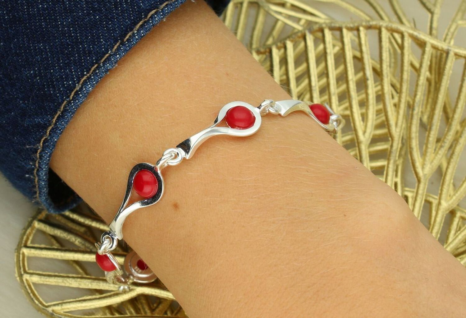 Bransoletka srebrna 925 DIA-BRA-13993-925 zdobiona koralem. Długość 19+1 cm, szerokość 9 mm, waga 8,10 g. Elegancka i subtelna biżuteria.1.jpg