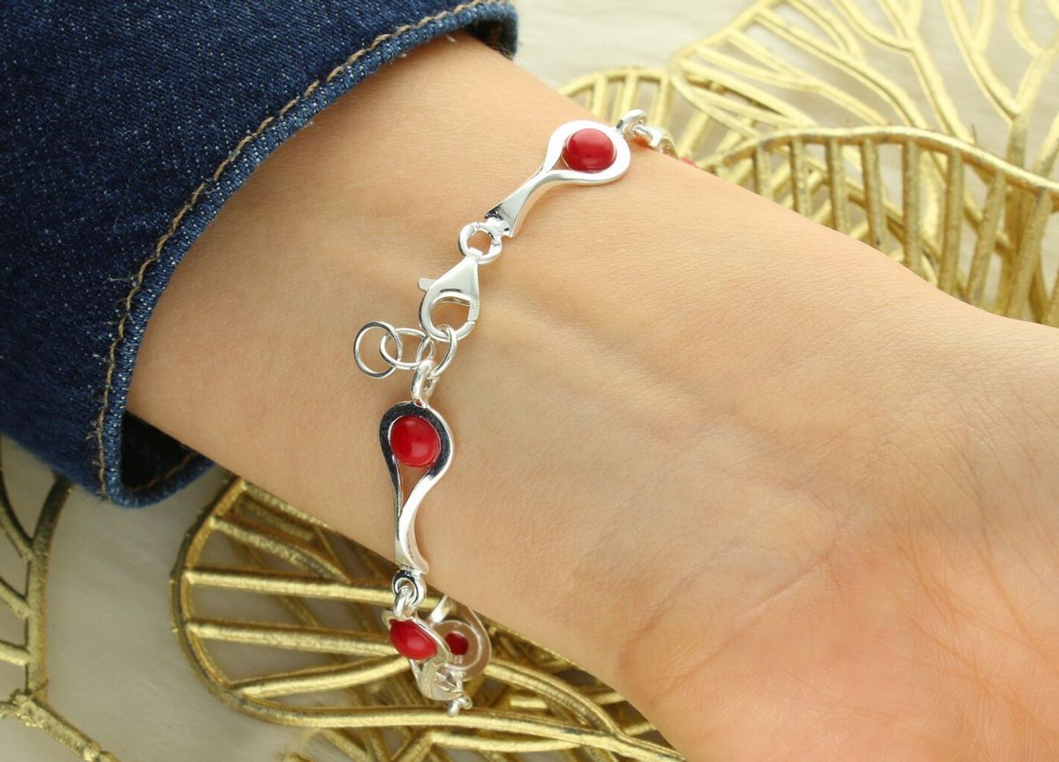 Bransoletka srebrna 925 DIA-BRA-13993-925 zdobiona koralem. Długość 19+1 cm, szerokość 9 mm, waga 8,10 g. Elegancka i subtelna biżuteria.1.jpg