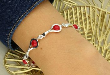 Bransoletka srebrna 925 DIA-BRA-13993-925 zdobiona koralem. Długość 19+1 cm, szerokość 9 mm, waga 8,10 g. Elegancka i subtelna biżuteria.2.jpg