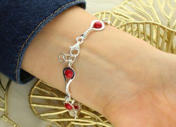 Bransoletka srebrna 925 DIA-BRA-13993-925 zdobiona koralem. Długość 19+1 cm, szerokość 9 mm, waga 8,10 g. Elegancka i subtelna biżuteria.3.jpg