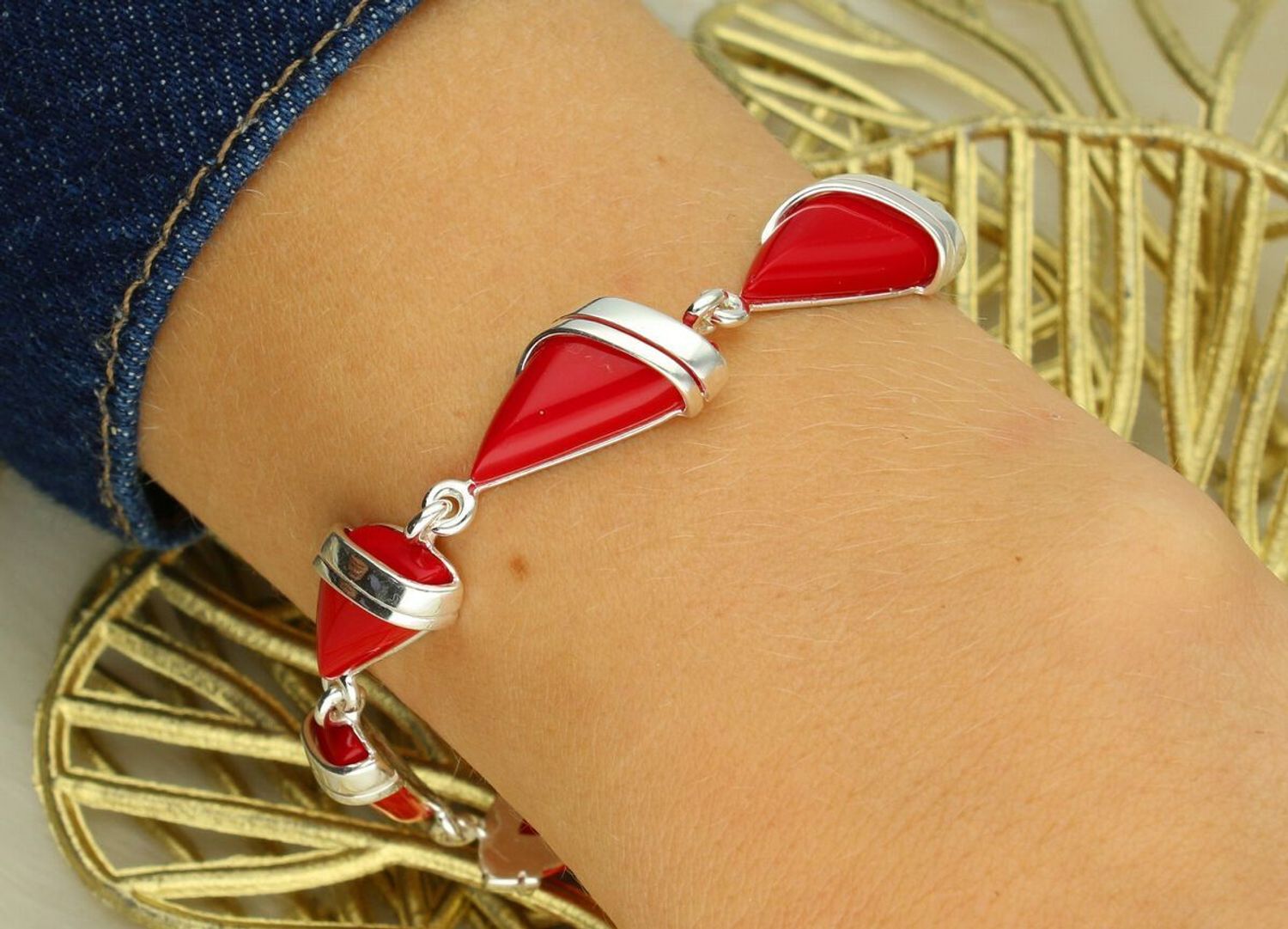 Bransoletka srebrna 925 DIA-BRA-13994-925 składająca się z ogniw w formie łezki zdobionych koralem. Długość 20+1 cm, waga 17,00 g. Elegancka i efektowna.1.jpg