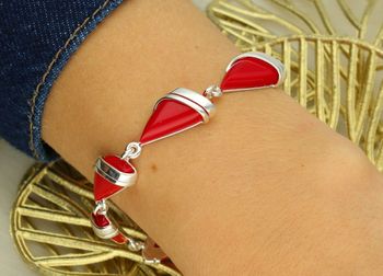 Bransoletka srebrna 925 DIA-BRA-13994-925 składająca się z ogniw w formie łezki zdobionych koralem. Długość 20+1 cm, waga 17,00 g. Elegancka i efektowna.2.jpg