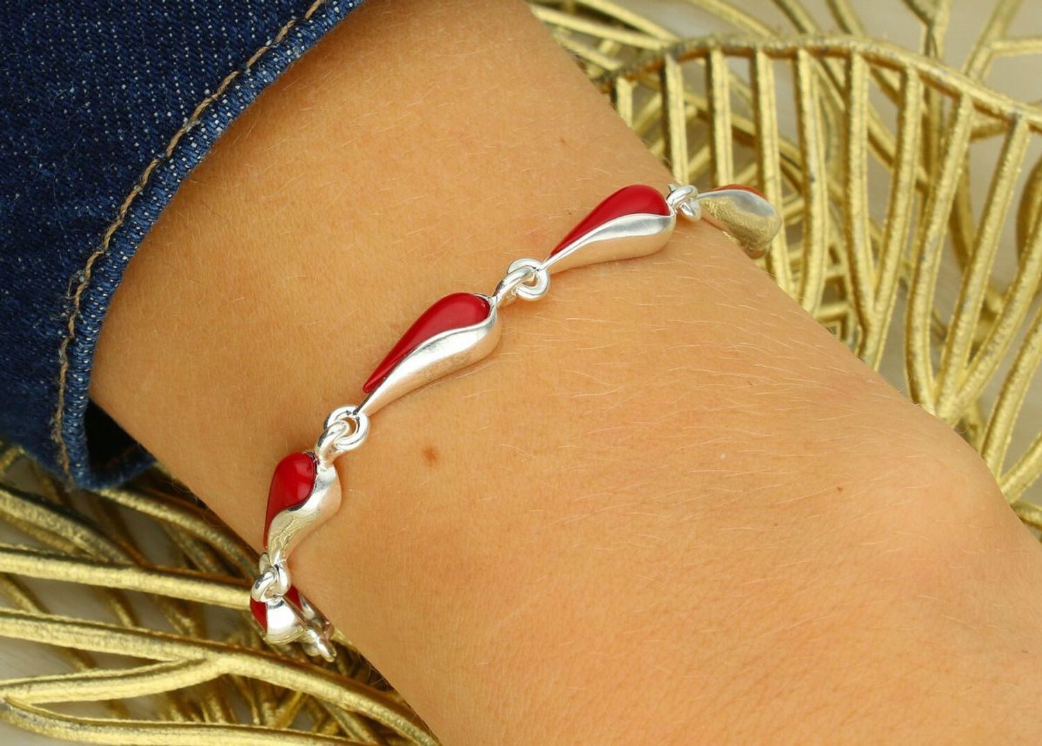 Elegancka srebrna bransoletka próby 925 zdobiona łezkami z naturalnym koralem. Model DIA-BRA-13995-925 z regulacją 19 + 2 cm i zapięciem na karabińczyk. Doskonały wybór na prezent!1.jpg