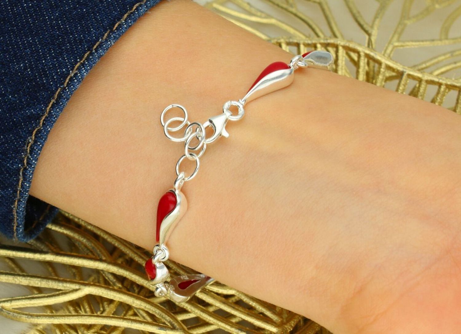 Elegancka srebrna bransoletka próby 925 zdobiona łezkami z naturalnym koralem. Model DIA-BRA-13995-925 z regulacją 19 + 2 cm i zapięciem na karabińczyk. Doskonały wybór na prezent!1.jpg