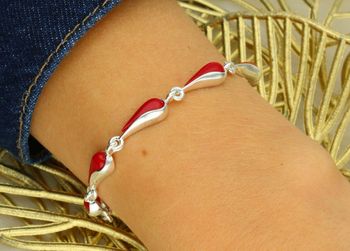 Elegancka srebrna bransoletka próby 925 zdobiona łezkami z naturalnym koralem. Model DIA-BRA-13995-925 z regulacją 19 + 2 cm i zapięciem na karabińczyk. Doskonały wybór na prezent2.jpg