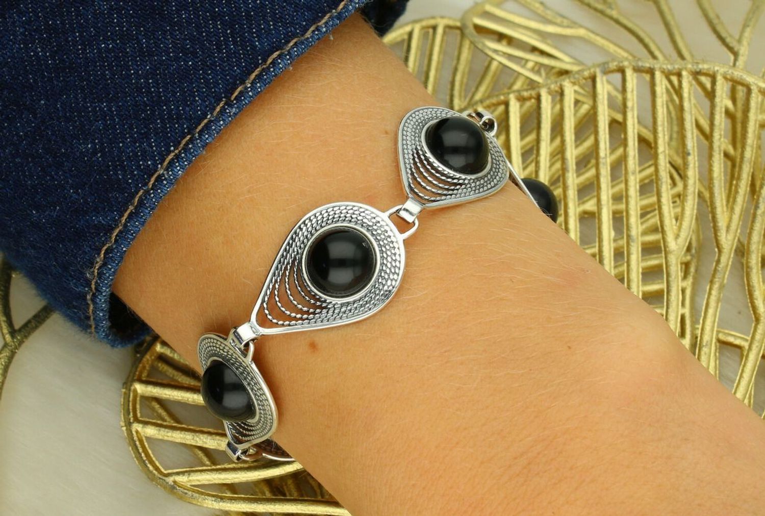 Bransoletka srebrna 925 DIA-BRA-13998-925 zdobiona łezkami z okrągłym onyksem. Długość 18 cm, szerokość 1,6 cm, waga 14,10 g. Elegancka i efektowna.1.jpg