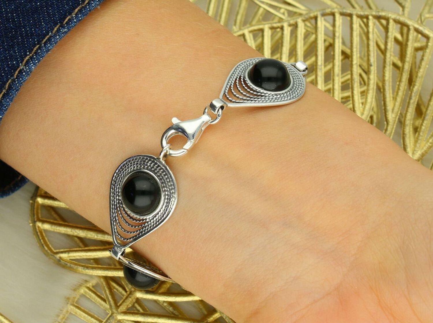 Bransoletka srebrna 925 DIA-BRA-13998-925 zdobiona łezkami z okrągłym onyksem. Długość 18 cm, szerokość 1,6 cm, waga 14,10 g. Elegancka i efektowna.1.jpg