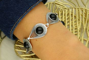 Bransoletka srebrna 925 DIA-BRA-13998-925 zdobiona łezkami z okrągłym onyksem. Długość 18 cm, szerokość 1,6 cm, waga 14,10 g. Elegancka i efektowna.2.jpg