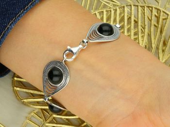 Bransoletka srebrna 925 DIA-BRA-13998-925 zdobiona łezkami z okrągłym onyksem. Długość 18 cm, szerokość 1,6 cm, waga 14,10 g. Elegancka i efektowna.3.jpg