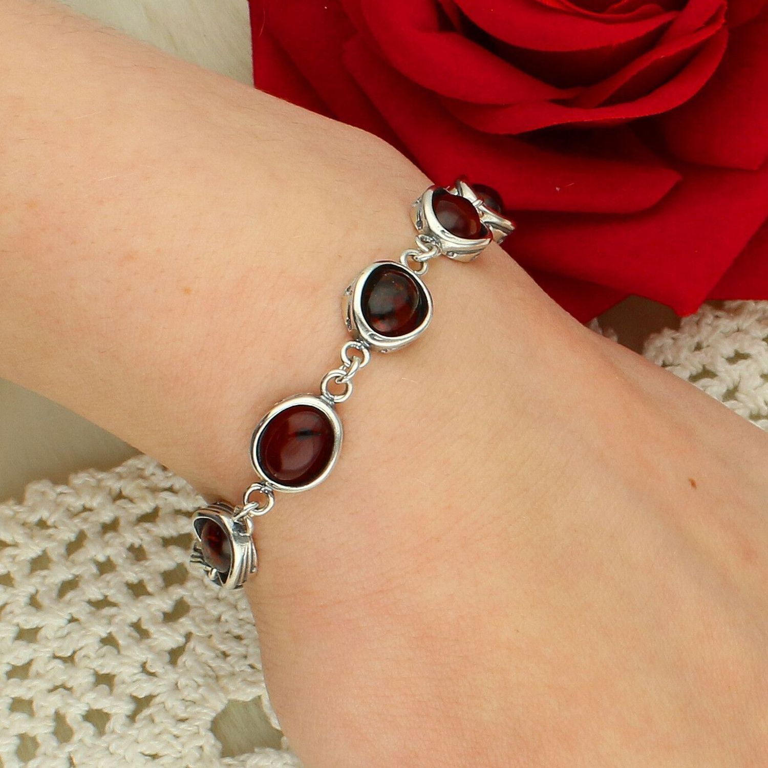 Srebrna bransoletka 925 z bursztynem koniakowym.jpg