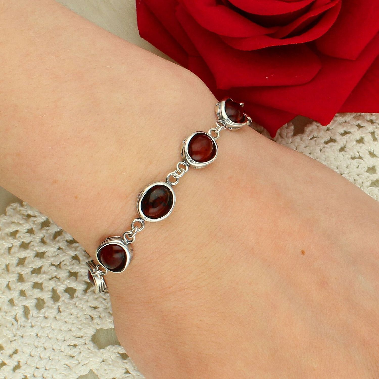 Srebrna bransoletka 925 z bursztynem koniakowym.jpg