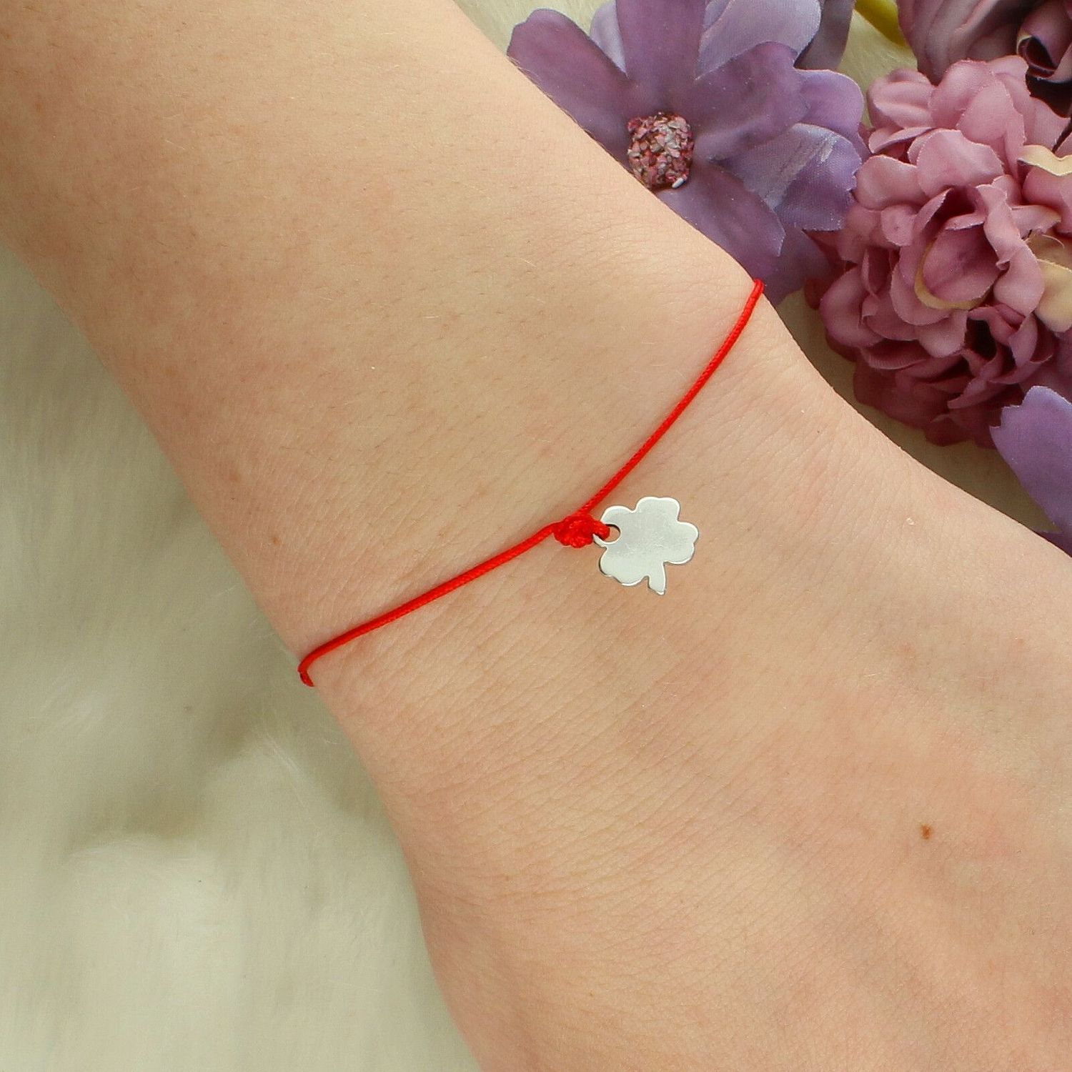 Bransoletka na czerwonym sznurku z srebrną koniczynką 925 – symbol szczęścia.jpg