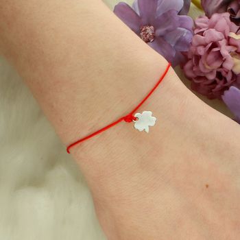 Bransoletka na czerwonym sznurku z srebrną koniczynką 925 – symbol szczęścia srebro.jpg