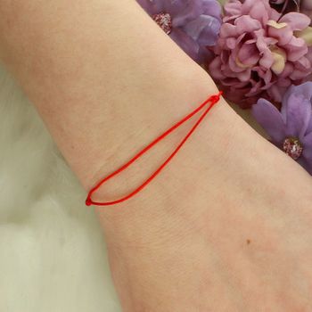Bransoletka na czerwonym sznurku z srebrną koniczynką 925 – symbol szczęścia sznurek.jpg