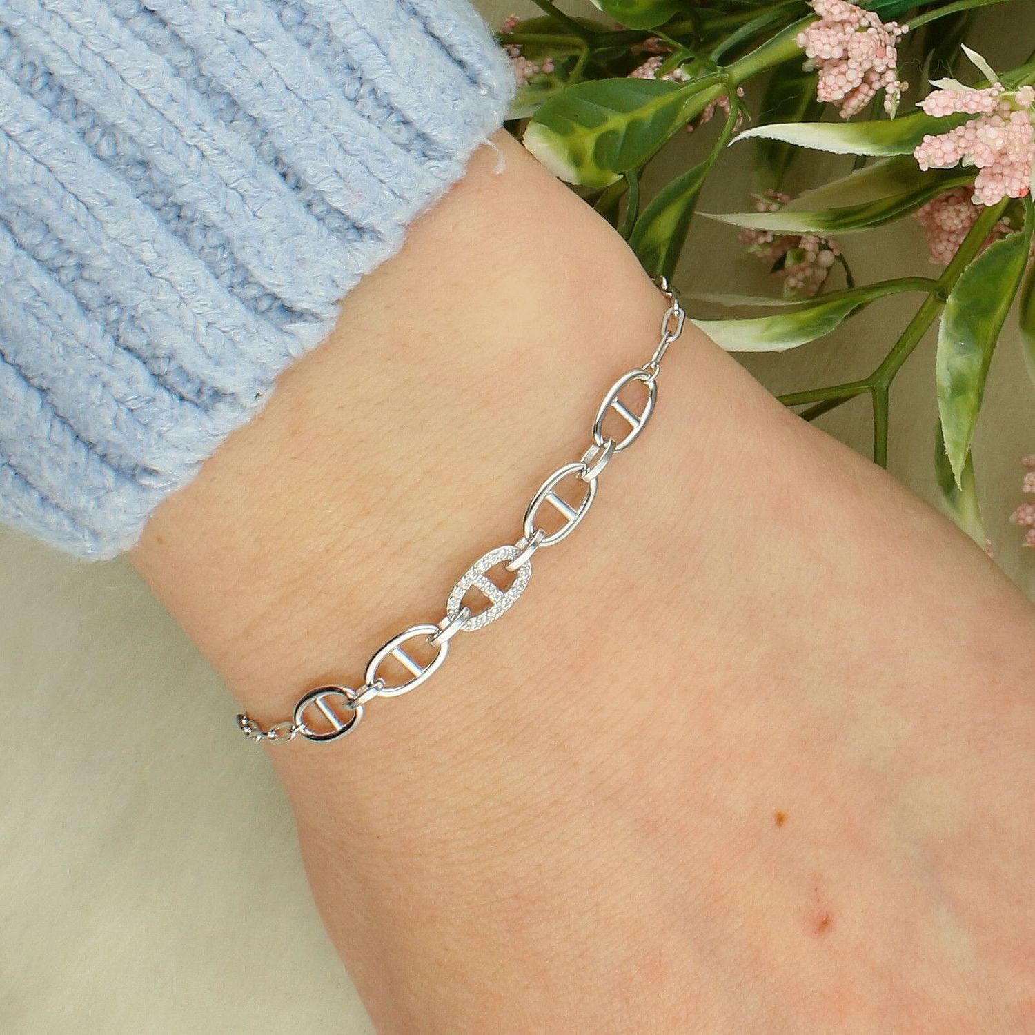 Srebrna bransoletka z ozdobnym ogniwem i cyrkoniami – regulowana, elegancka.jpg