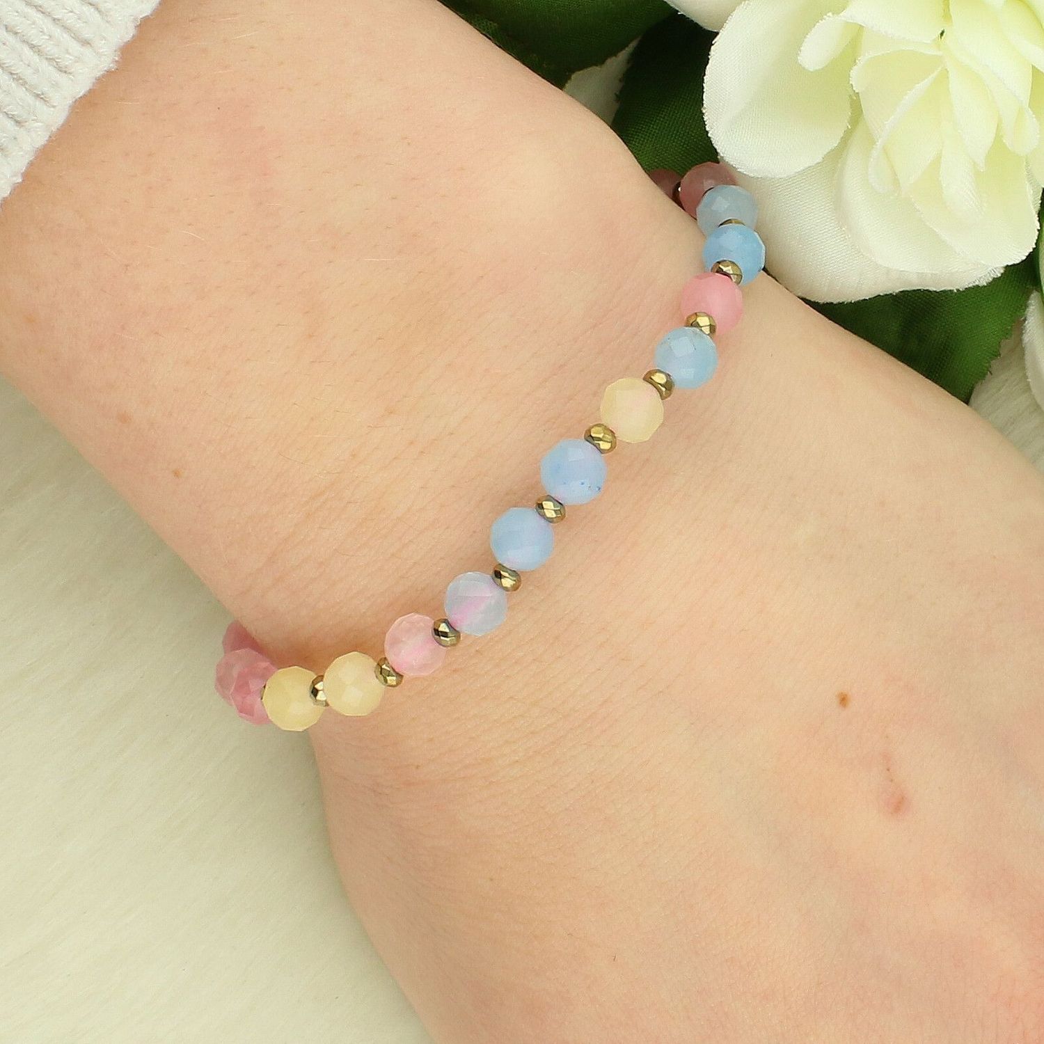 Bransoletka z apatytu na żyłce – naturalna biżuteria z kamieni niebieskich.jpg