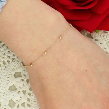 Złota bransoletka celebrytka 375 z kuleczkami i grawerowanym kółkiem kuleczki.jpg