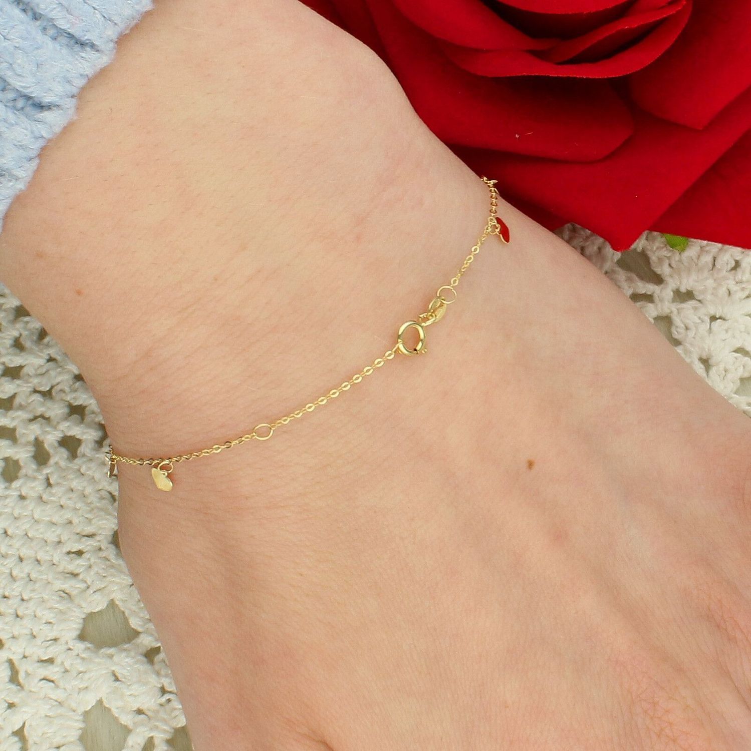 Złota bransoletka celebrytka 375 z wiszącymi serduszkami – delikatna serca.jpg