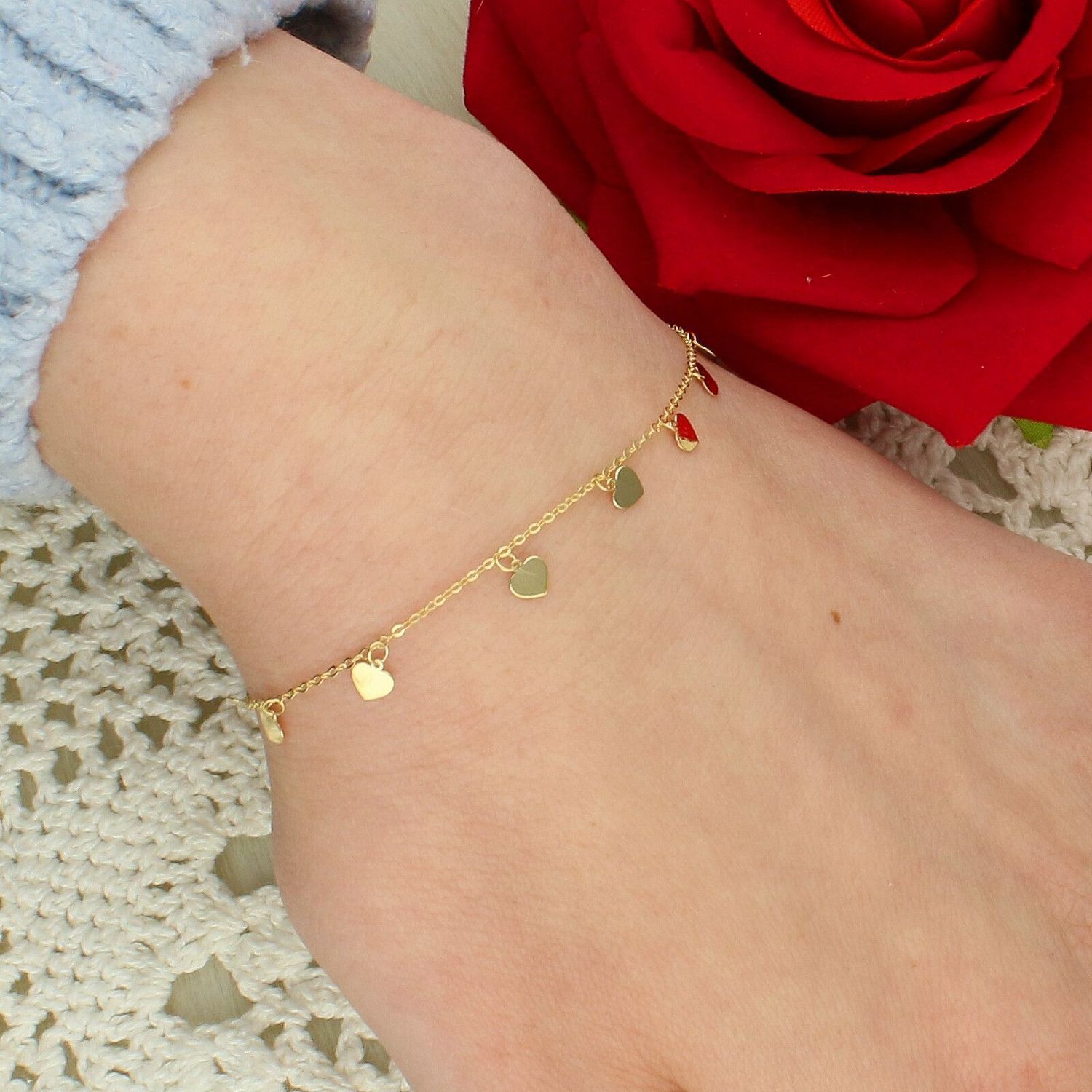 Złota bransoletka celebrytka 375 z wiszącymi serduszkami – delikatna serca.jpg