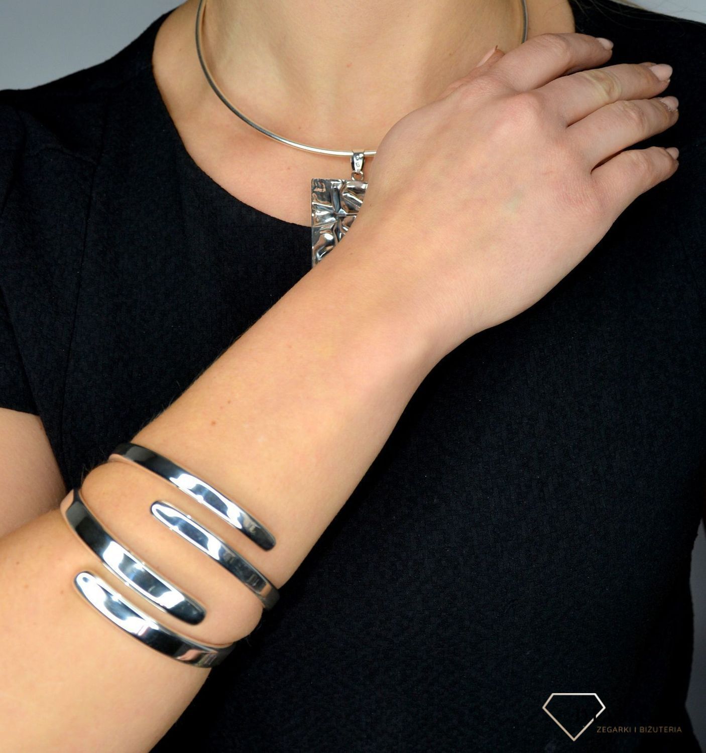 Sztywna srebrna bransoletka o gładkiej powierzchni DIA-BRA-1705-925.jpg