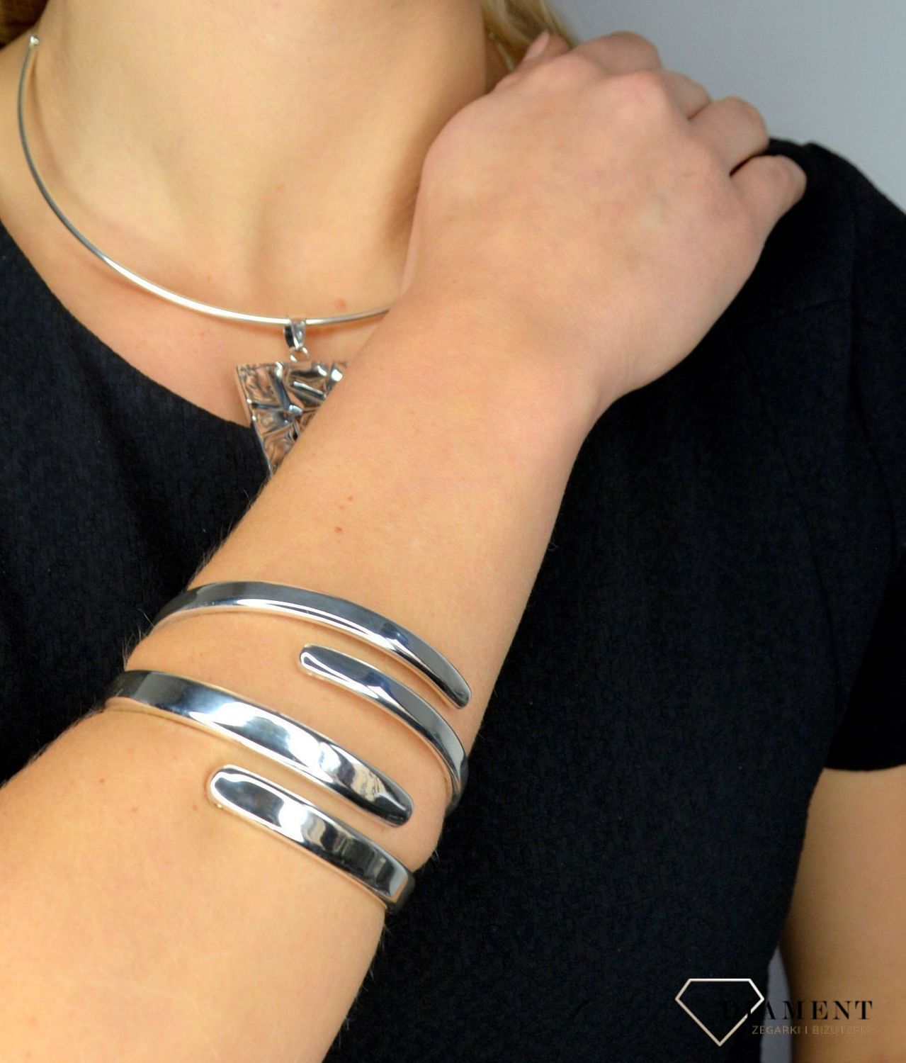 Sztywna srebrna bransoletka o gładkiej powierzchni DIA-BRA-1705-925.jpg