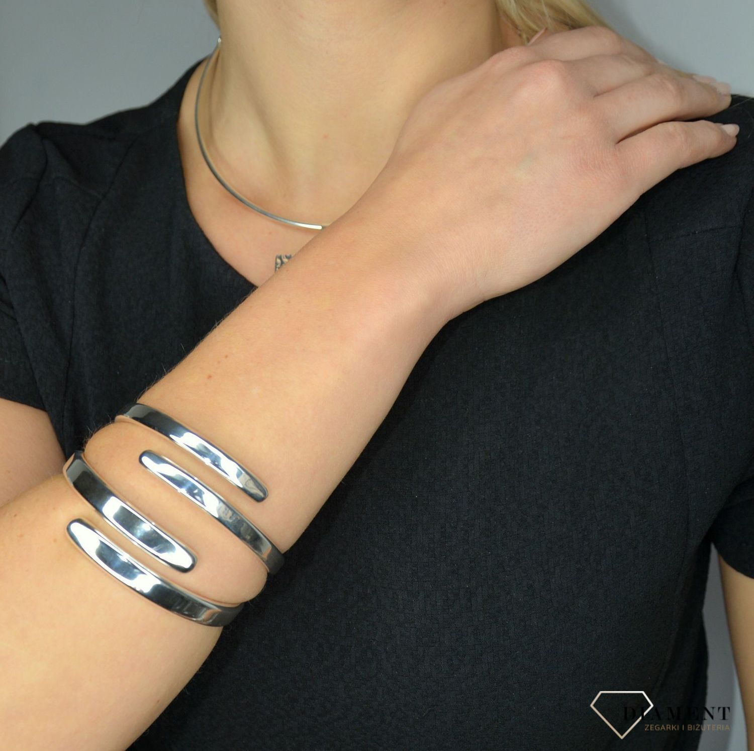 Sztywna srebrna bransoletka o gładkiej powierzchni DIA-BRA-1706-925.jpg