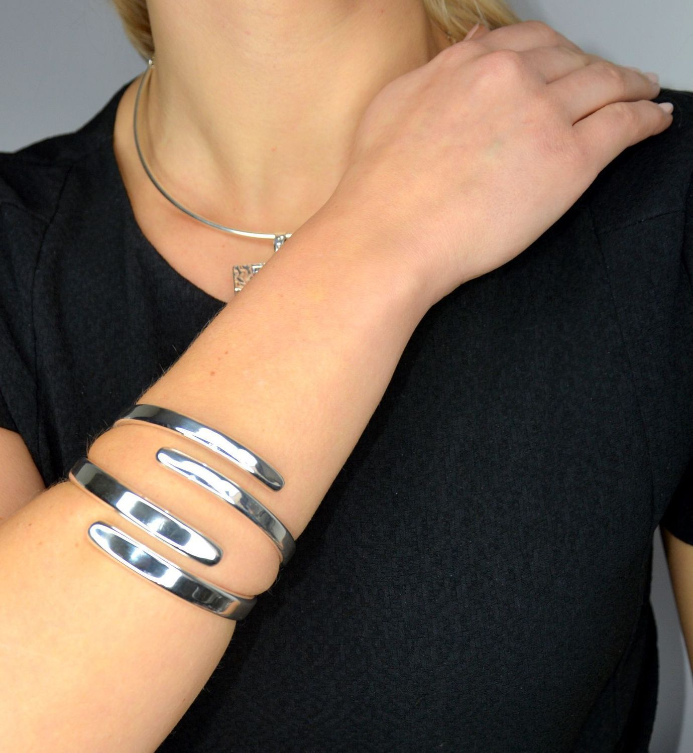 Sztywna srebrna bransoletka o gładkiej powierzchni DIA-BRA-1706-925.jpg