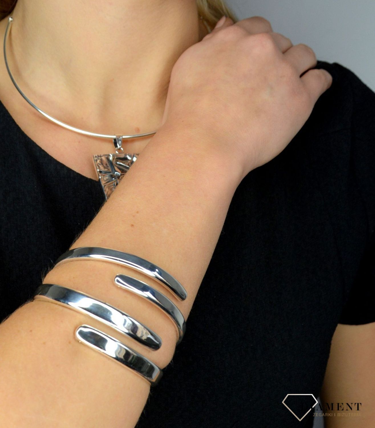 Sztywna srebrna bransoletka o gładkiej powierzchni DIA-BRA-1706-925.jpg