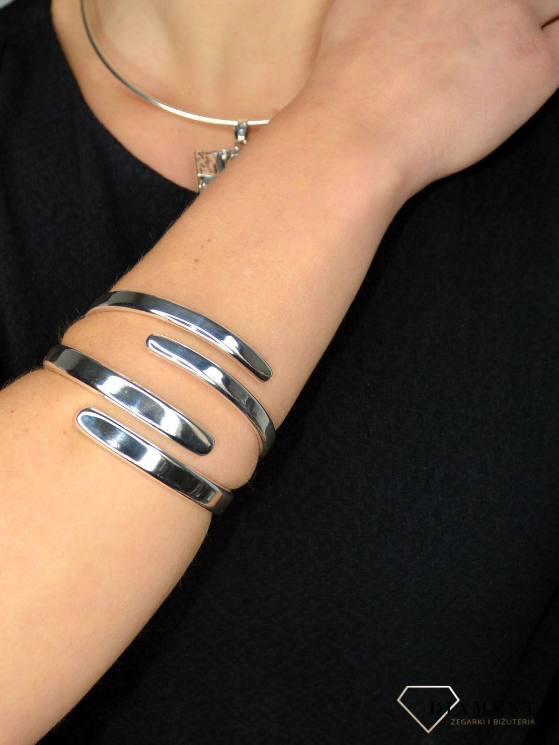 Sztywna srebrna bransoletka o gładkiej powierzchni DIA-BRA-1706-925.jpg