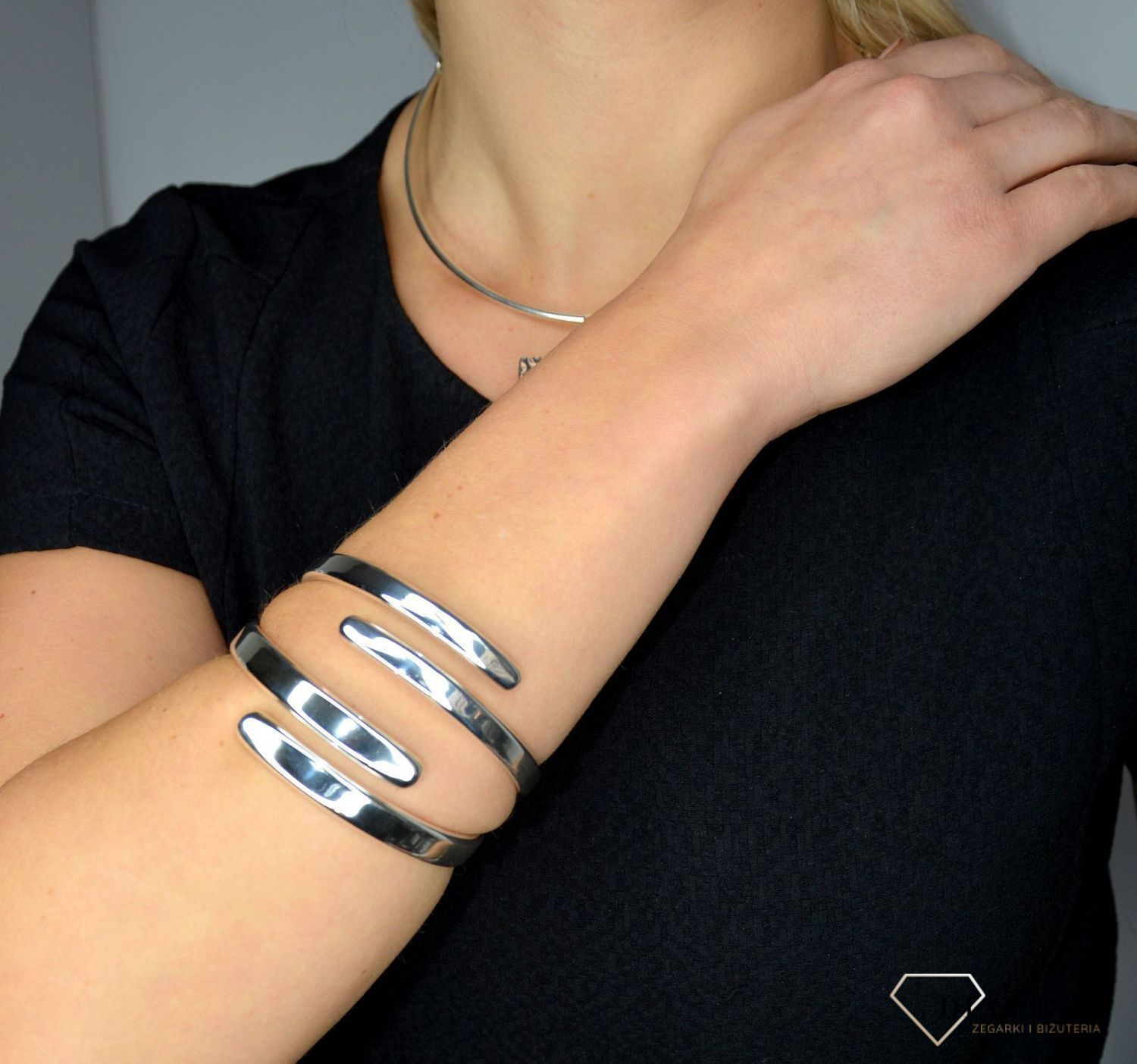 Sztywna srebrna bransoletka o gładkiej powierzchni DIA-BRA-1706-925.jpg