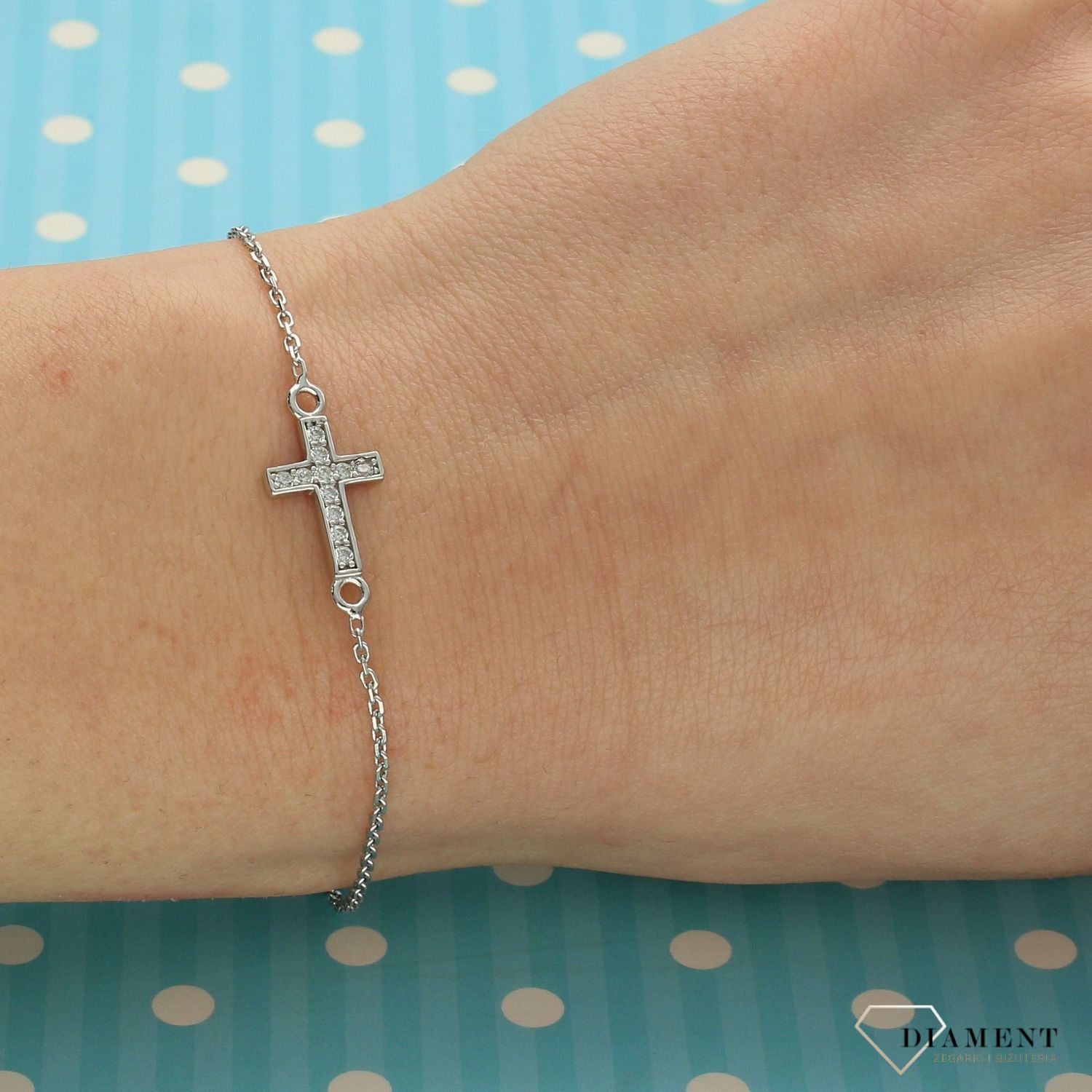 Srebrna bransoletka krzyżyk z cyrkoniami DIA-BRA-2075-925.jpg