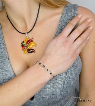 Bransoletka srebrna wykonana z malutkich kwadracików ozdobionych bursztynem to propozycja od sklepu jubilerskiego Diament. Bransoletka z bursztynu będzie ciekawą ozdobą dla wielu kreacji.1.JPG