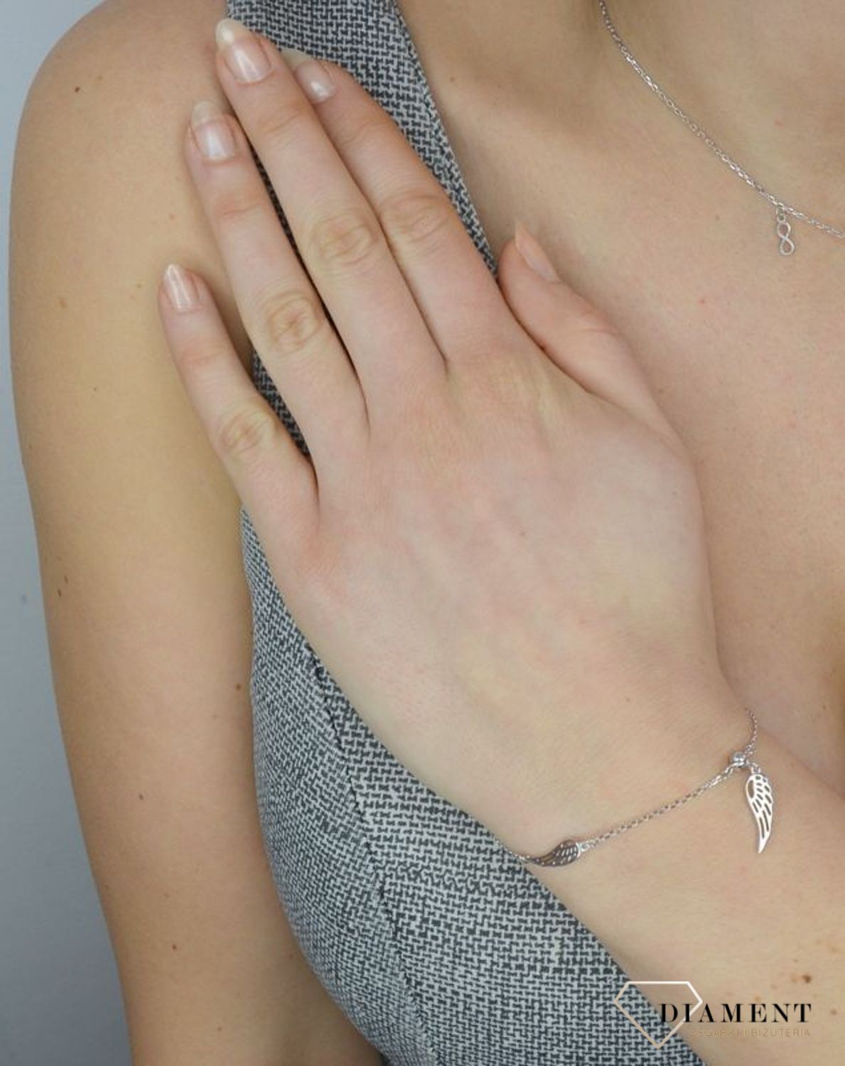 Srebro w ażurowych elementach ukazuje swoją drugą naturę.jpg