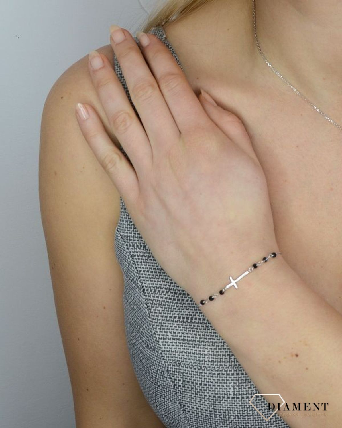 Srebrna bransoletka subtelny krzyżyk z czarnymi cyrkonami DIA-BRA-2311-925.jpg