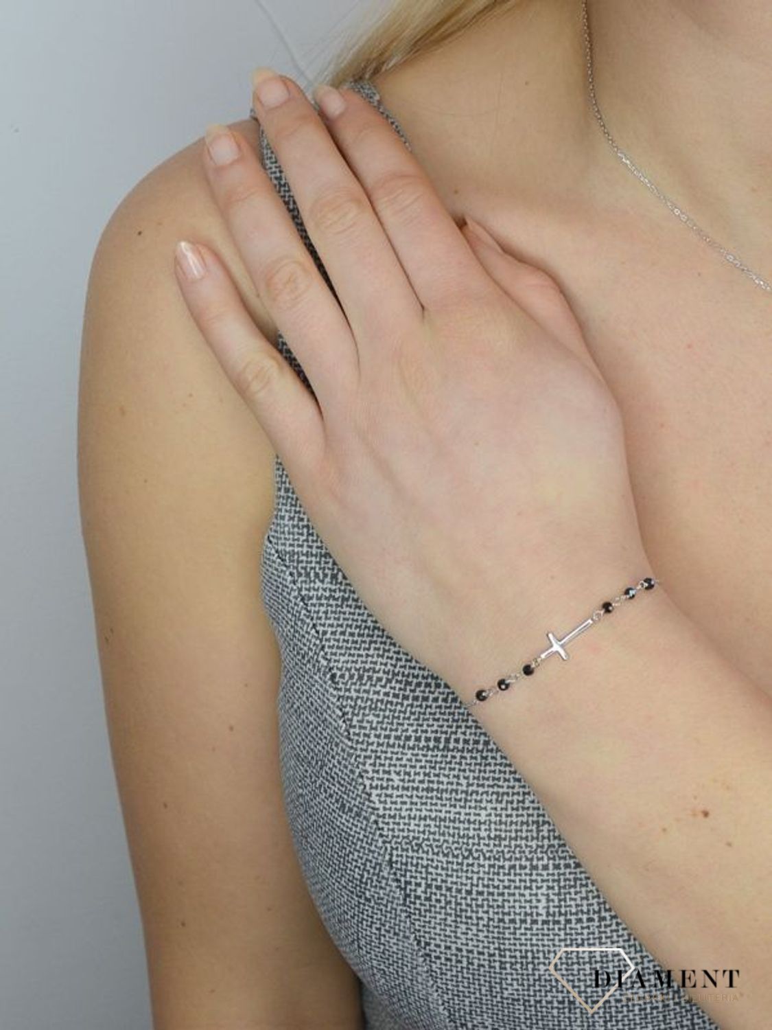 Srebrna bransoletka subtelny krzyżyk z czarnymi cyrkonami DIA-BRA-2311-925.jpg