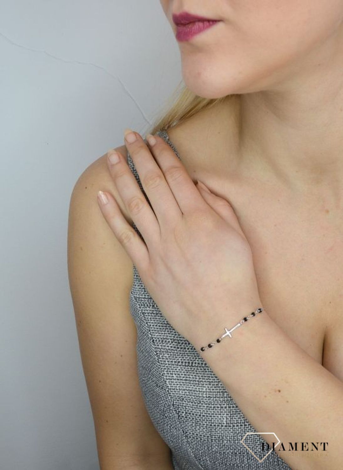 Srebrna bransoletka subtelny krzyżyk z czarnymi cyrkonami DIA-BRA-2311-925.jpg