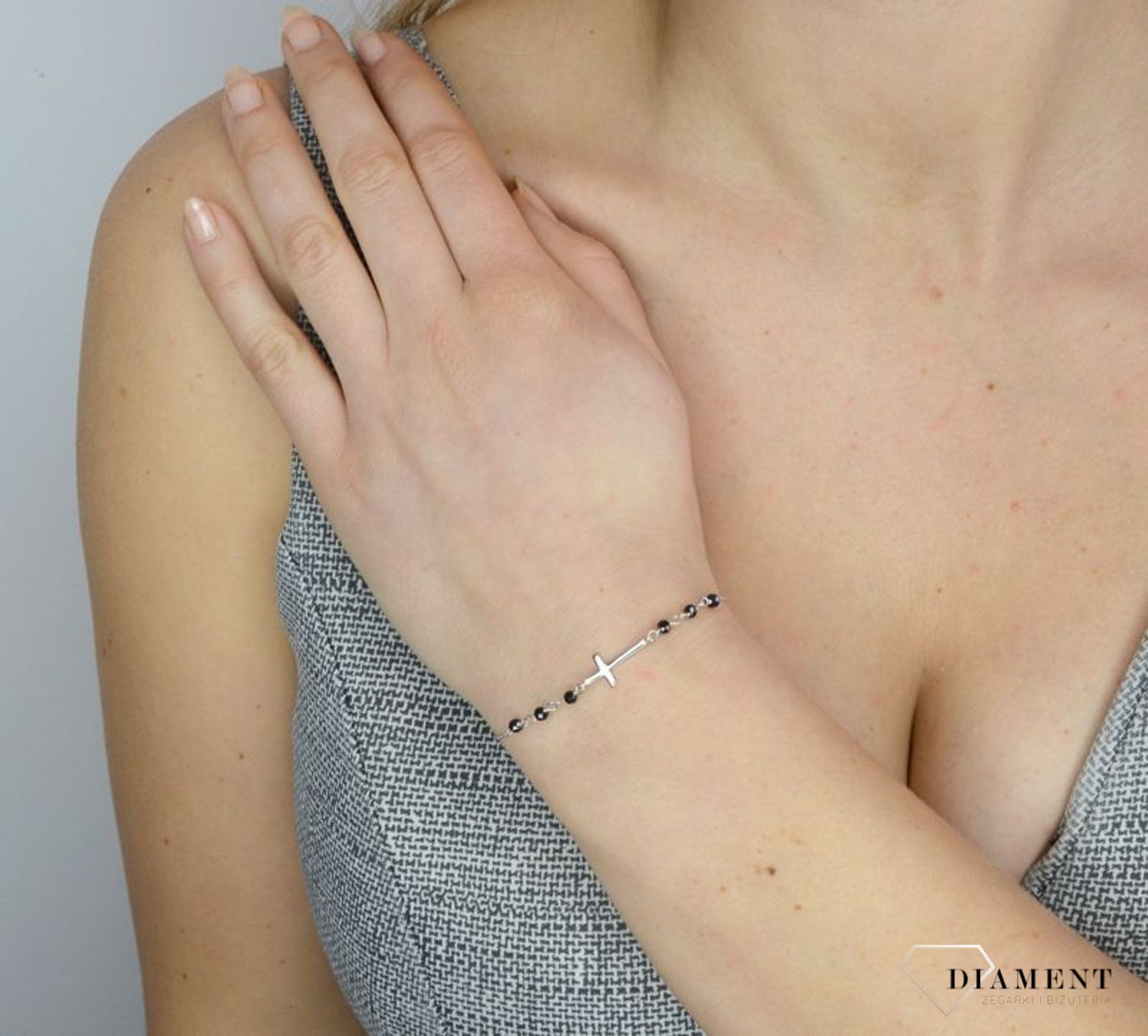 Srebrna bransoletka subtelny krzyżyk z czarnymi cyrkonami DIA-BRA-2311-925.jpg