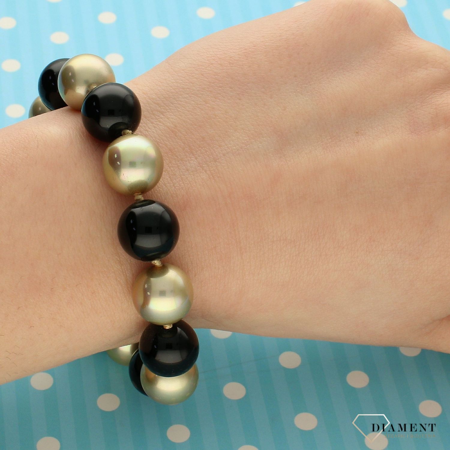Bransoletka damska z perłopławami w kolorze czarnym i złotym DIA-BRA-2354-925.jpg