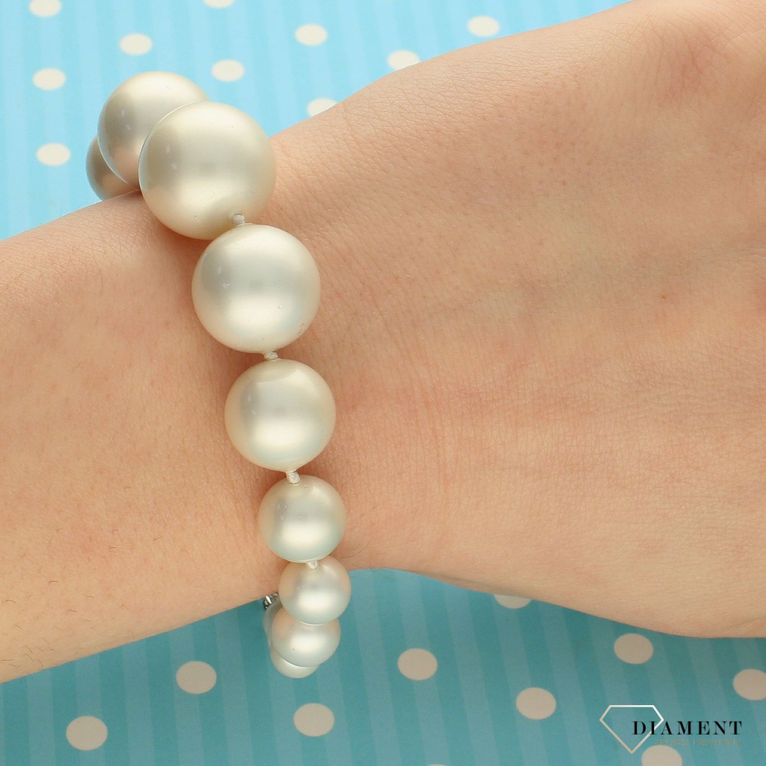 Bransoletka damska z perłopławami o różnych wielkościach w kolorze białym DIA-BRA-2362-925.jpg