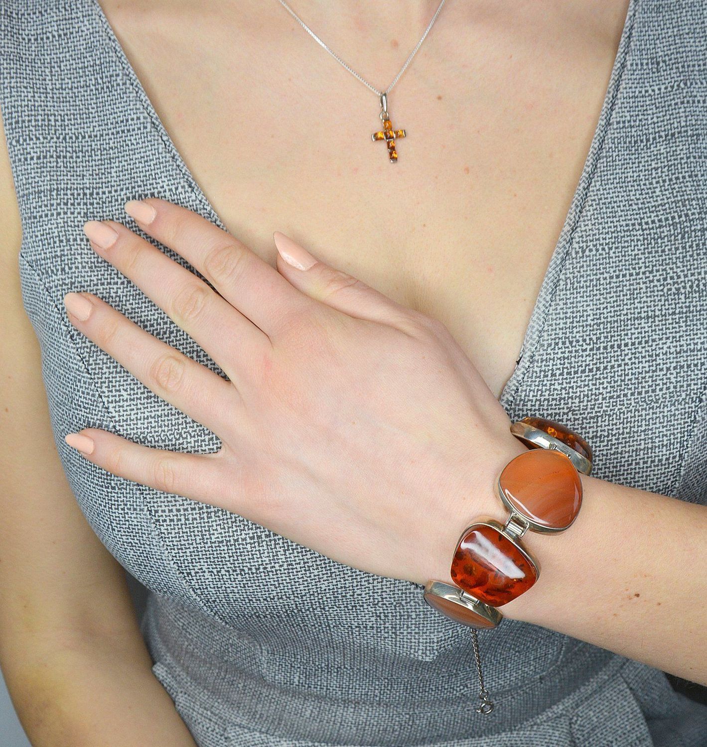 Bransoletka srebrna szeroka z bursztynem i karneolem DIA-BRA-2470-bursztyn.jpg